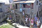 dans une ruelle d'un bidonville de la cit de Muntinlupa,